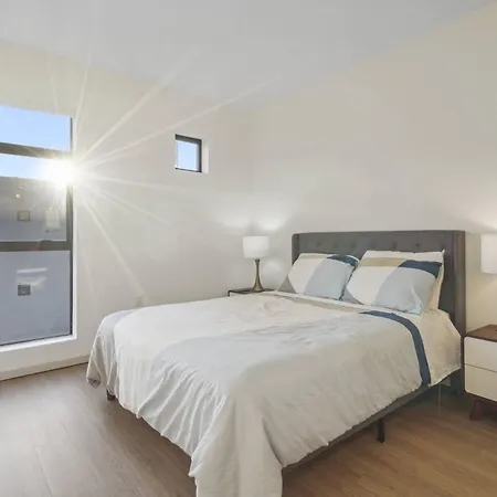 A Hollywood Escape Modern 2-Bedroom Complete W Hot Tub For Pure Bliss